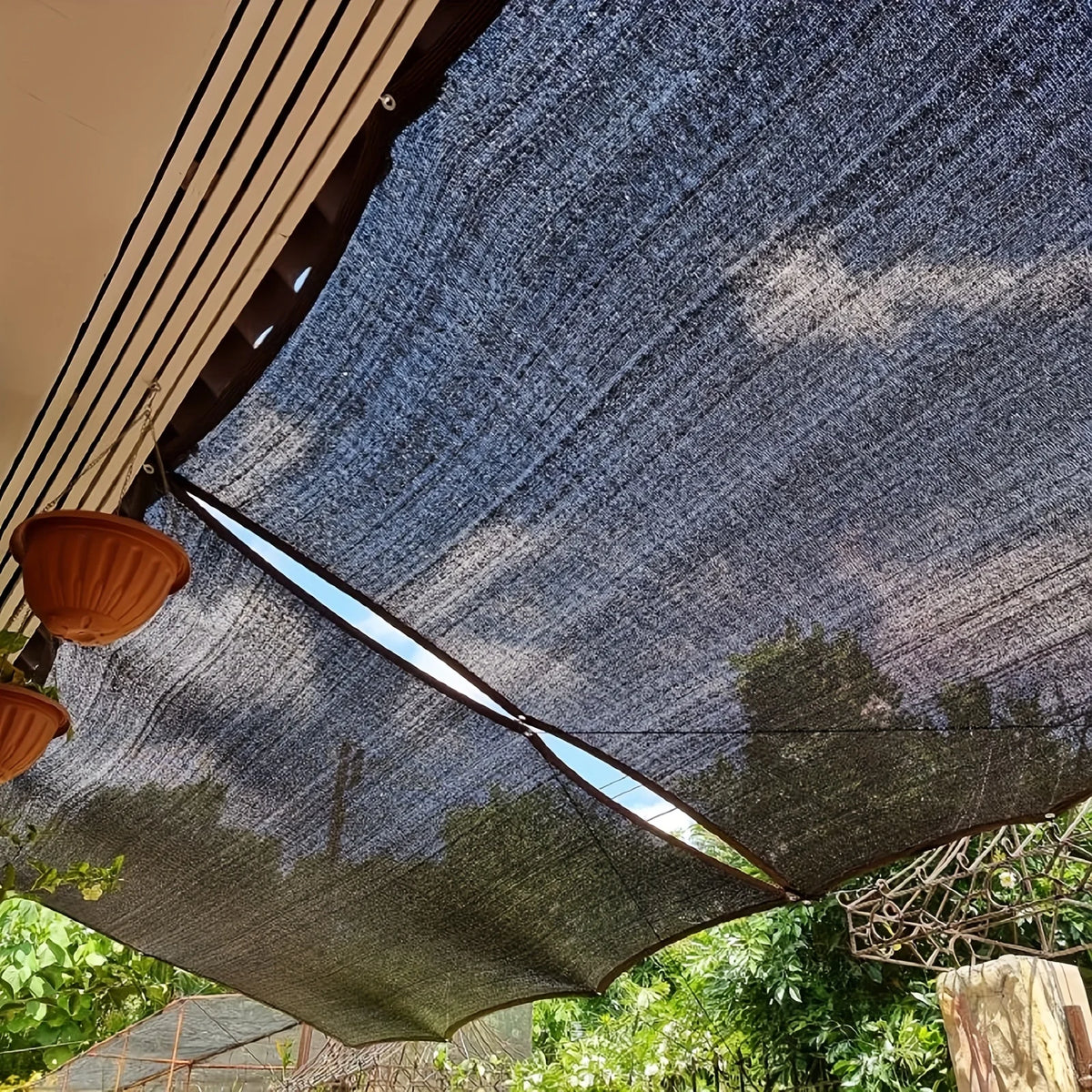Outdoor Sunshade Nets, Privacy Fence Screens, and Shaded Outdoor Patios Made of High-Density Polyethylene with Tough Uv-Resistant Mesh Holes, Suitable for Courtyard Use.